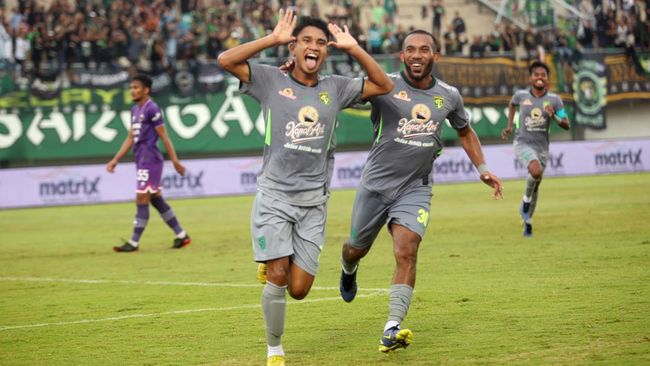 Melihat cara gelandang Persebaya Surabaya Marselino Ferdinan mencetak gol kelas dunia ke gawang Persita Tangerang dalam pertandingan Liga 1 2022/2023.
