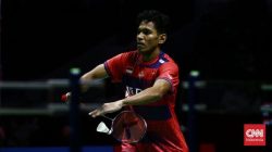 Air mata Chico Aura Dwi Wardoyo tak tertahan saat memuji pelatih tunggal putra Irwansyah usai final Indonesia Masters 2023.