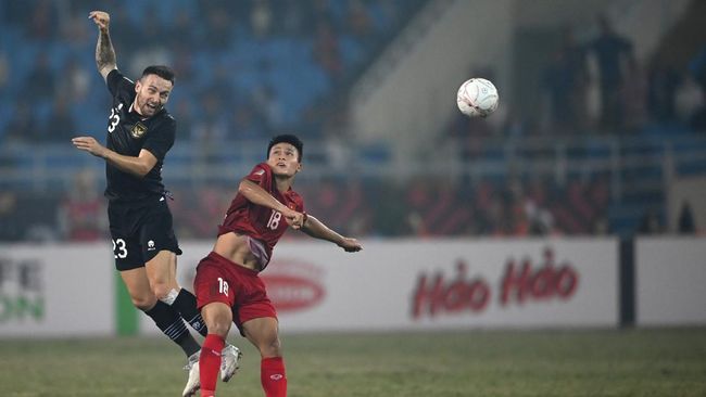 Momen Marc Klok tolak salaman dengan Doan Van Hau menjadi salah satu bukti panasnya pertandingan Vietnam vs Indonesia di semifinal leg kedua Piala AFF 2022.