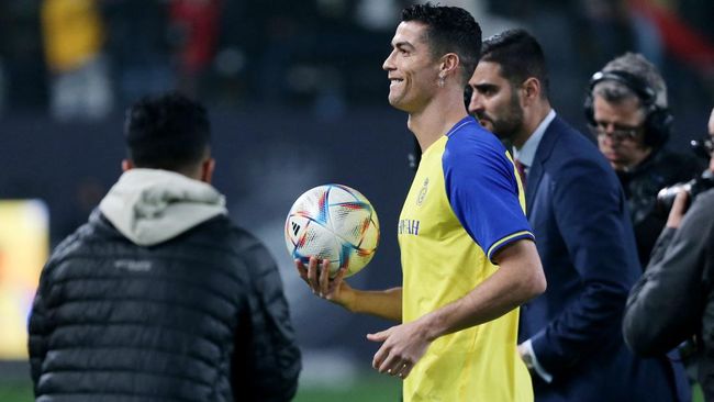 Cristiano Ronaldo disebut bisa bermain kendati ada hukuman dari FA, namun ada hal lain yang membuat sang bintang gagal debut membela Al Nassr.