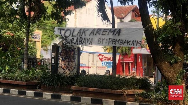 Sebuah spanduk penolakan kedatangan Aremania terpasang di depan Pengadilan Negeri (PN) Surabaya jelang sidang Tragedi Kanjuruhan.
