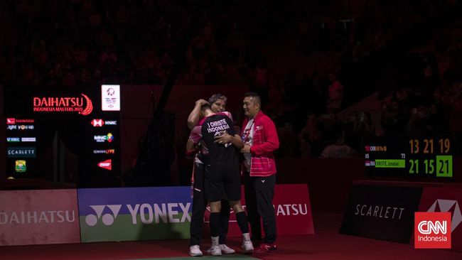 Antusiasme ribuan suporter di Istora membuat Jonatan Christie kesulitan mendengar instruksi pelatih saat mengalahkan Shi Yu Qi pada semifinal Indonesia Masters.