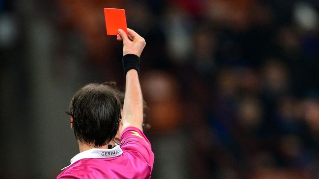 Kartu merah berbentuk bulat yang keluar dari saku wasit di ajang Piala FA viral di media sosial.