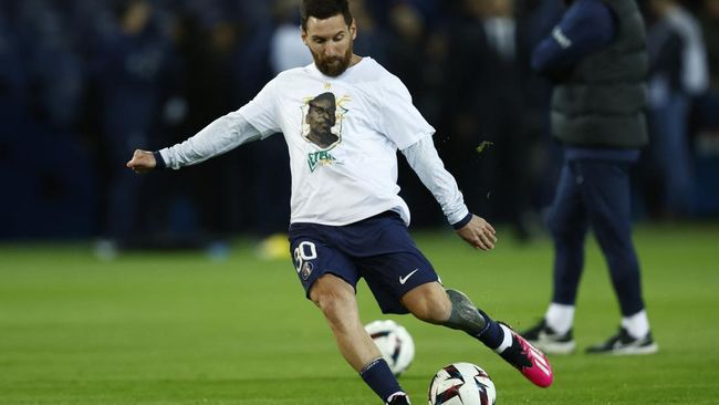 Video aksi Lionel Messi mengontrol bola dengan lengket seperti sepatunya dilumuri lem saat pemanasan bersama PSG viral di media sosial.