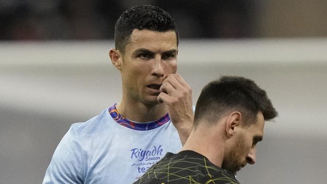 Pelukan hangat Cristiano Ronaldo kepada Lionel Messi sebelum kick off laga amal Riyadh All Star vs PSG jadi viral di media sosial.