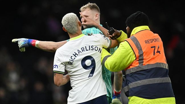Kiper Arsenal Aaron Ramsdale jadi korban kemarahan suporter Tottenham Hotspur selepas laga lanjutan Liga Inggris yang dimenangkan The Gunners.