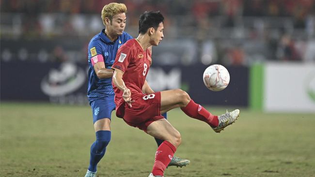 Kapten Thailand Theerathon Bunmathan nyaris terlibat adu jotos dengan bek Vietnam Que Ngoc Hai pada leg pertama final Piala AFF 2022.
