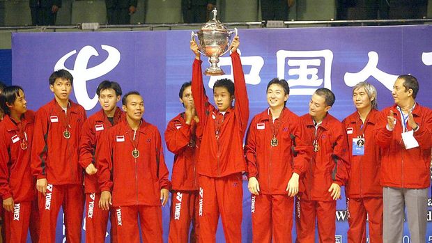 Indonesia's badminton team celebrate with the Thomas Cup after beating Malaysia in the Thomas Cup men's team badminton final in the southern Chinese city of Guangzhou 19 May 2002.  Indonesia beat Malaysia 3-2 to defend the title as the world best men's badminton team .                      AFP PHOTO/GOH Chai Hin (Photo by AFP)