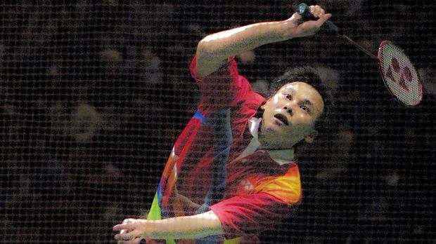 Indonesia's Tony Gunawan goes airborne to reach a shot during the men's doubles final against Sigit Budiarto and Candra Wijaya, also from Indonesia 11 March 2001, at the All England Badminton Championships in Birmingham. Gunawan and his partner Haryanto won the match 15-13,  7-15, 15-7. AFP PHOTO/ADRIAN DENNIS (Photo by ADRIAN DENNIS / AFP)