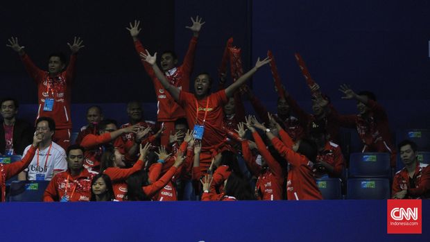 Tim Indonesia memberikan dukungan di Kunshan Sport Center, China, Jumat (20/5), pada semifinal Piala Thomas 2016.