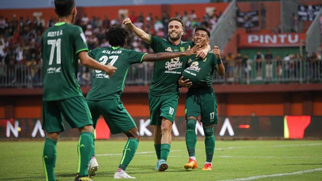Persebaya Surabaya meraih kemenangan dramatis 3-2 atas Borneo FC pada lanjutan Liga 1 di Stadion Gelora Joko Samudro.