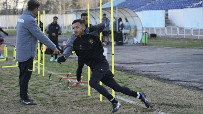 Asisten pelatih Timnas Indonesia U-20 Nova Arianto mengeluhkan kualitas lapangan latihan Piala Asia U-20 2023 di Uzbekistan yang buruk.