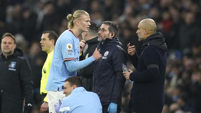 Pemain Manchester City Erling Haaland mengalami cedera saat menang 3-1 atas Aston Villa pada pekan ke-23 Liga Inggris.