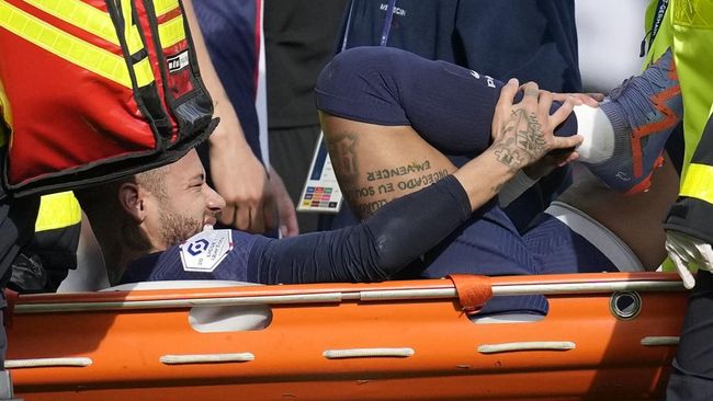 Neymar mengungkapkan kesedihan akibat mengalami cedera pergelangan kaki dalam laga Paris Saint Germain (PSG) vs Lille.