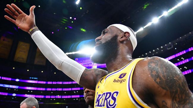 Bintang Lakers LeBron James berhasil memecahkan rekor pencetak poin terbanyak sepanjang sejarah di NBA melampaui Kareem Abdul Jabbar.