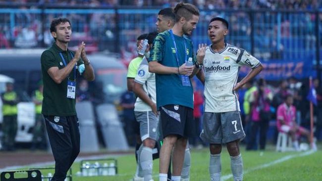 Pelatih Persib Bandung Luis Milla resmi memecahkan rekor di Liga 1 setelah anak asuhnya menang 2-0 atas PSS Sleman.