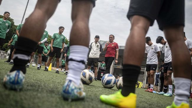 Shin Tae Yong memaksa Timnas Indonesia U-20 menjalani latihan siang bolong dan sebagian pemain harus menjalani latihan hingga empat kali dalam satu hari.