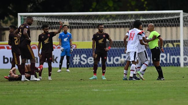 Pelatih PSM Makassar, Bernardo Tavares mengkritik kepemimpinan wasit Cahya Sugandi dalam laga kontra Arema FC pada pekan ke-22 Liga 1 2022/2023.