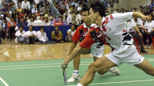 Indonesian badminton players Rexy Mainaky (L) and Ricky Subagdja (R) dash to reach a shuttle during their men's doubles final match against Pramote Teerawiwatana and Siripong Siripool of Thailand 17 December in the 13th Asian Games at the Thammasat University Sports Complex. Subagdja and Mainaky beat Teerawiwatana and Siripool by 2-0 (15-5, 15-10) to get gold medals.  (ELECTRONIC IMAGE) AFP PHOTO/TOSHIFUMI KITAMURA (Photo by Toshifumi KITAMURA / AFP)
