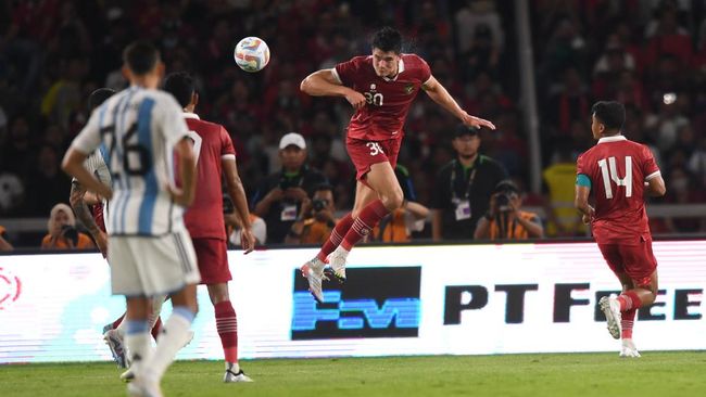 Timnas Indonesia punya dua peluang emas yang nyaris membobol gawang tim juara dunia Argentina di Stadion GBK, Senin (19/6).