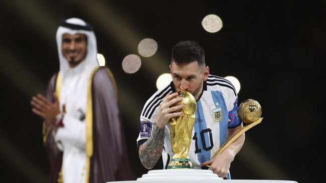 Patung kapten timnas Argentina Lionel Messi yang dibuat enam bulan usai jadi juara Piala Dunia 2022 justru jadi sasaran ejekan.
