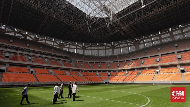 Lapangan Jakarta International Stadium (JIS) menggunakan jenis rumput hibrida atau perpaduan antara rumput sintetis dan rumput alami.