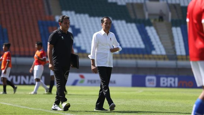 Bima Sakti mendapat pujian dari Presiden Joko Widodo soal sistem seleksi pemain Timnas Indonesia U-17 proyeksi Piala Dunia U-17 2023.