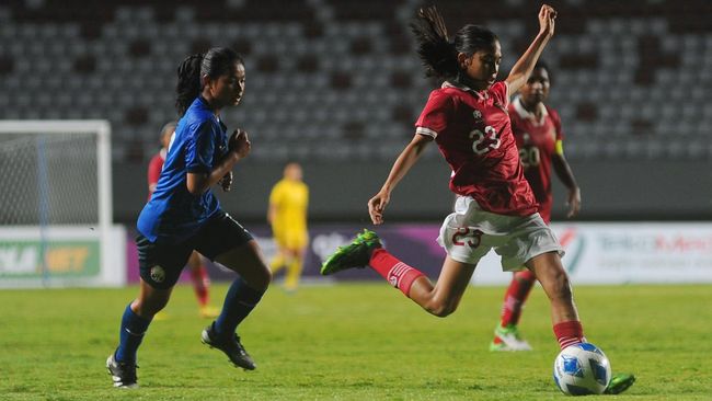 Tendangan geledek pemain Timnas Putri Indonesia U-19 Claudia Scheunemann dari luar kotak penalti berhasil membobol gawang Thailand di AFF Wanita U-19 2023.