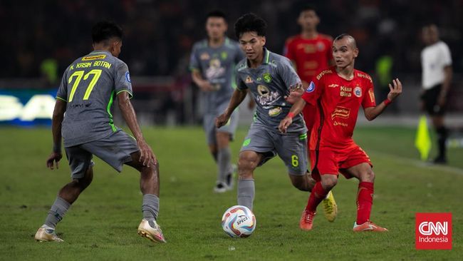 Thomas Doll mengungkapkan keanehan Persija Jakarta ketika melawan 10 pemain Persebaya di Liga 1.