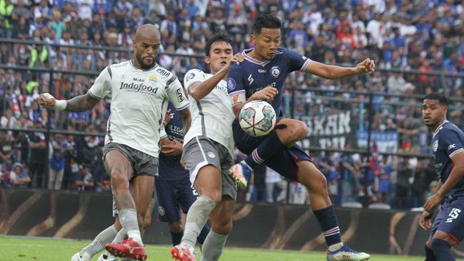 Persib Bandung vs Arema FC berakhir imbang 3-3 pekan kedua Liga 1 2023/2024 di Stadion Kapten I Wayan Dipta, Bali, Jumat (7/7).