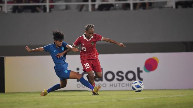 Pelatih Timnas Putri Indonesia U-19 Rudy Eka Priyambada berkomentar usai timnya main dengan 10 pemain lawan Thailand di semifinal Piala AFF Wanita U-19 2023.