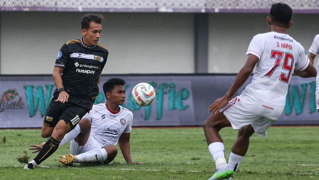 Dewa United berhasil melakukan comeback dramatis dengan mengalahkan juara bertahan Liga 1 PSM Makassar 2-1.