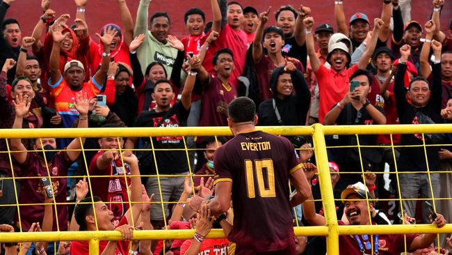 Manajemen PSM Makassar angkat bicara menanggapi insiden dua kelompok suporter yang terlibat bentrokan saat laga melawan Dewa United pada pekan kedua Liga 1.