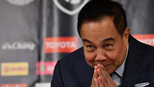 Guna menghindari sanksi FIFA, Dewan Direksi Asosiasi Sepak Bola Thailand (FAT) mencegah pengunduran diri Ketua Umum FAT Somyot Pumpanmuang.
