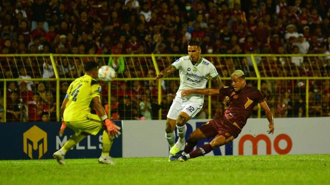 Hingga pekan keempat Liga 1 2023/2024, tiga tim juara kompetisi papan atas Indonesia teronggok di zona degradasi klasemen sementara.