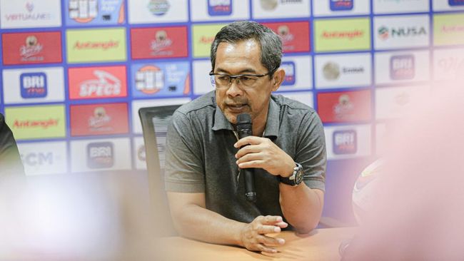 Aji Santoso resmi meninggalkan Persebaya Surabaya setelah mengakhiri kerja sama dengan manajemen tim Bajul Ijo pada Minggu (13/8).