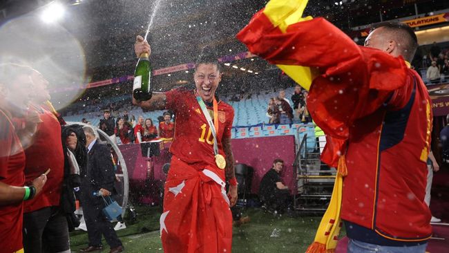 Presiden Federasi Sepak Bola Spanyol Luis Rubiales mendapat kecaman lantaran mencium bibir Jennifer Hermoso dalam pengalungan medali Piala Dunia Wanita 2023.