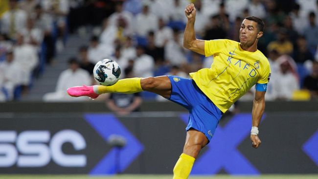 Cristiano Ronaldo mencetak gol penyelamat yang membawa Al Nassr lolos ke babak delapan besar Arab Club Champions Cup.