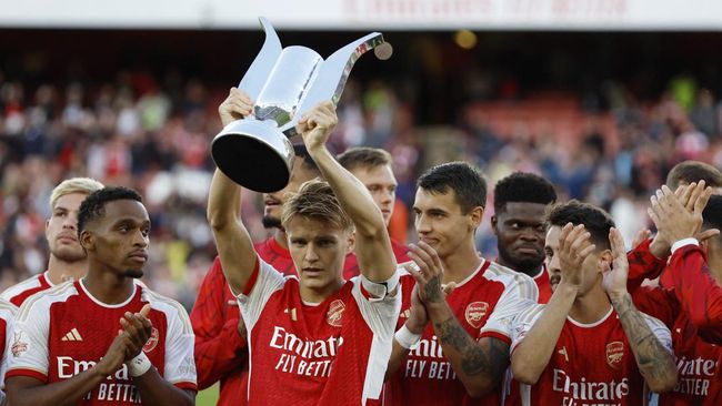 Arsenal meraih trofi Emirates Cup usai mengemas kemenangan atas AS Monaco dalam laga pramusim di Stadion Emirates.