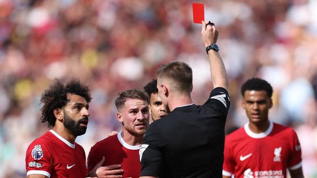 Kemenangan Liverpool 3-1 atas AFC Bournemouth pada pekan kedua Liga Inggris diwarnai kartu merah Alexis Mac Allister yang berbau kontroversi.