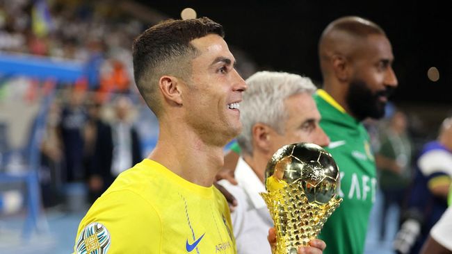 Cristiano Ronaldo meluapkan kebahagiaannya usai berhasil mengantar Al Nassr juara Liga Champions Arab, Minggu (13/8).