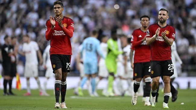 Klasemen Liga Inggris di pekan kedua mengalami perubahan setelah Manchester City menang sementara rival mereka Manchester United tumbang.