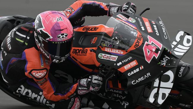Pembalap Aprilia Aleix Espargaro menang MotoGP Inggris 2023 usai kalahkan Francesco Bagnaia di Sirkuit Silverstone, Minggu (6/8).