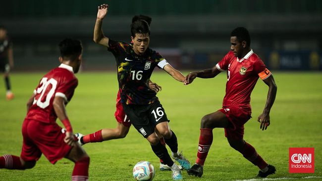 Iqbal Gwijangge berhasil memimpin lini belakang Timnas Indonesia U-17 untuk tampil cukup disiplin menghadapi serbuan Korea Selatan U-17.