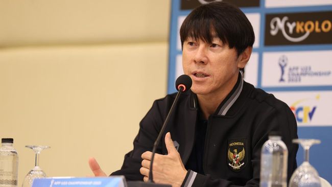 Pelatih Timnas Indonesia U-23 Shin Tae Yong merespons tindakan pemain Malaysia yang mengulur waktu dengan guling-guling di lapangan saat sedang unggul.