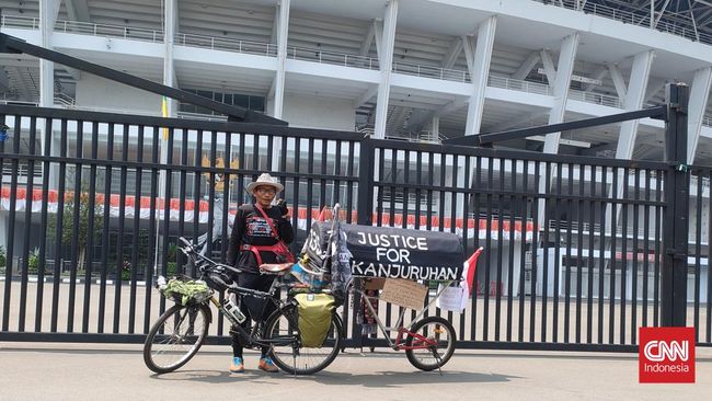 Nazar Miftahuddin Ramli atau Midun bersepeda sejauh 779 kilometer dari Malang ke Jakarta membawa pesan usut tuntas Tragedi Kanjuruhan akhirnya rampung.