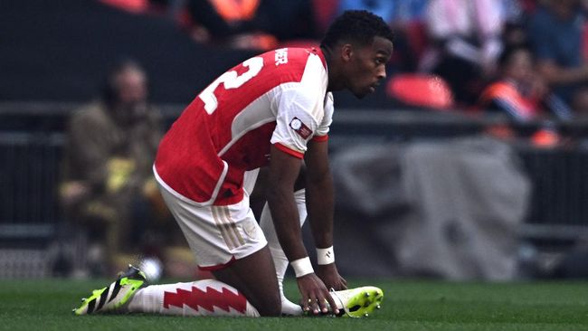 Arsenal mendapatkan kabar buruk karena Jurrien Timber mengalami cedera anterior cruciate ligament (ACL) dan bakal absen minimal enam bulan.