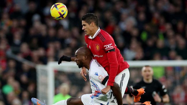 Bek Manchester United Raphael Varane mengecam aturan baru injury time di Premier League yang akan berlangsung lebih lama dari sebelumnya.