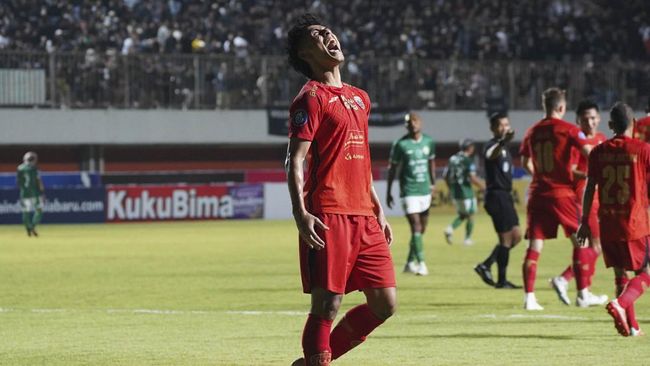 Hanif Sjahbandi jadi sorotan di media sosial berkat aksi heroik meredam amukan oknum suporter brutal PSS Sleman usai kalah dari Persija Jakarta 1-3 di Liga 1.