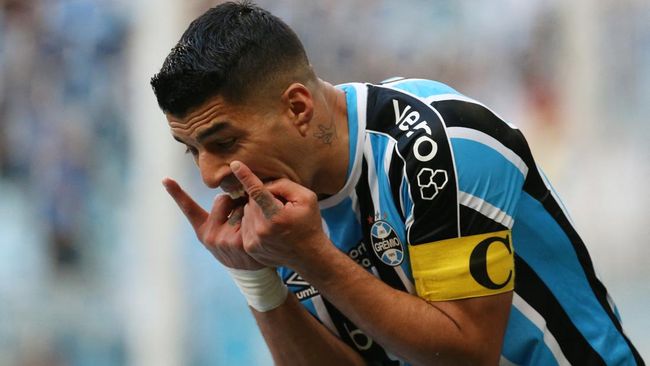 Video pemain Gremio Luis Suarez yang ngambek di lapangan viral di media sosial. Sepatu bintang Uruguay itu bahkan sampai dibuang pemain lawan.